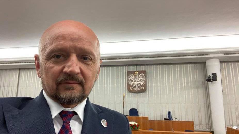 Senator Bury mówi, że został zaatakowany przez policję - mimo że pokazywał legitymację