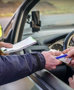 Czekał na żonę i sączył alkohol. Zaskoczył nawet policjantów