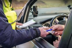 Czekał na żonę i sączył alkohol. Zaskoczył nawet policjantów