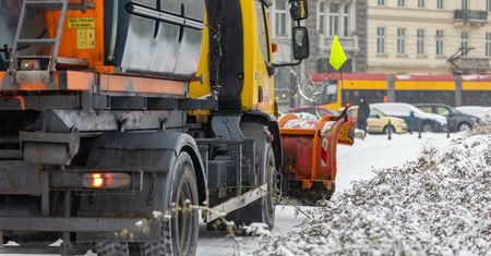 Zima w tym roku nie zaskoczyła drogowców. Sprzęt na ulicach stolicy