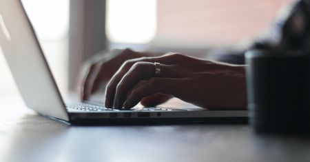 Oszustwo "na kryptowaluty". Jeden błąd kosztował 40 tys. zł