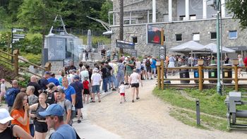 Tatry: Tłumy przy kolejce na Kasprowy Wierch. Nadciągają opady i burze