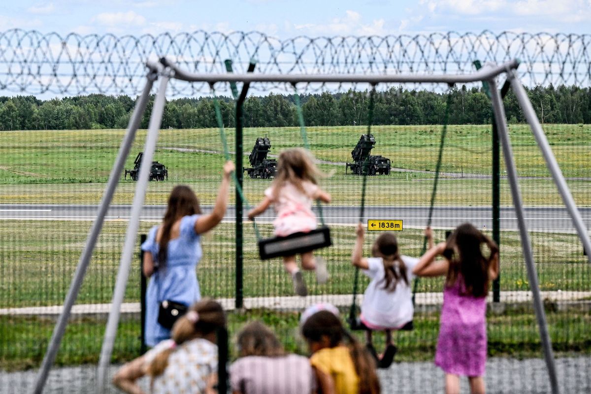 Dzieci na placu zabaw w pobliżu niemieckich systemów obrony powietrznej Patriot na lotnisku w Wilnie