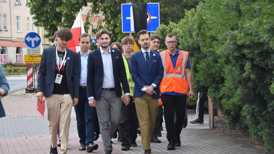 Przeszli z kościoła pod pomnik na cmentarzu