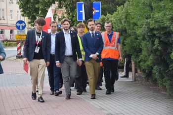 Marsz Ciszy pamięci ofiar rzezi wołyńskiej. Szli  z kościoła pod pomnik na głogowskim cmentarzu