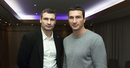 Po karierze sportowej jeden został biznesmenem, drugi politykiem. Bracia Kliczko zostali w Kijowie, by walczyć