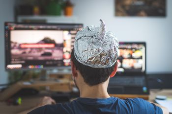 Od wieków szukamy teorii spiskowych. Psycholog o ukrytym mechanizmie