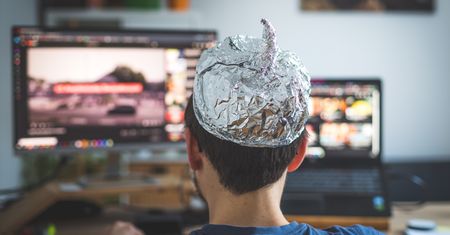 Skąd biorą się teorie spiskowe? Psycholog o ukrytym mechanizmie mózgu