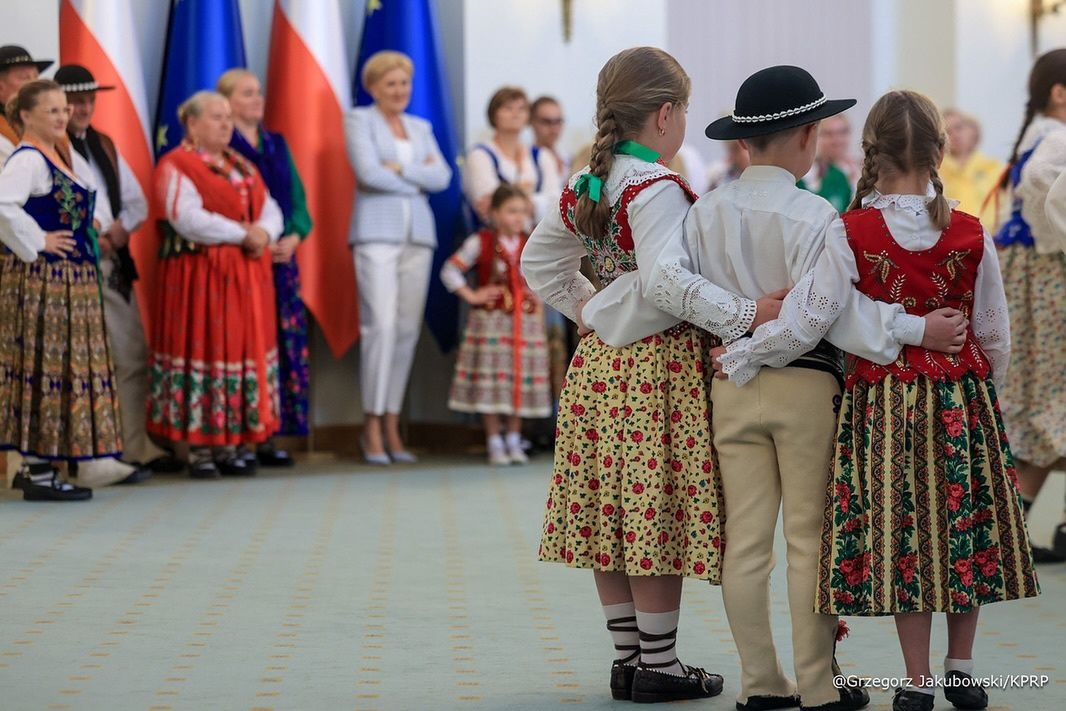 Agata Kornhauser-Duda wybrała białe spodnie i pastelowe szpilki 