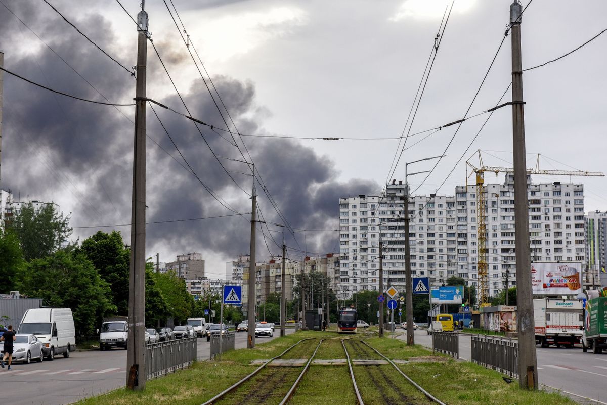 Szef ukraińskich kolei o kłamstwach Rosji. Na zdjęciu: dym nad Kijowem po porannym ataku rakietowym 