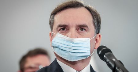 Celowe zakażanie koronawirusem. Resort Ziobry chce wysokich kar
