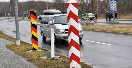 Uciekł Niemcom, gdy odwozili go do Polski. Imigrant okaleczył się puszką po konserwie