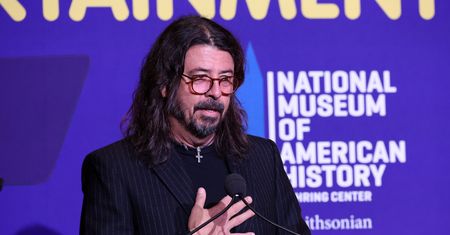 Dave Grohl zjawił się w schronisku dla bezdomnych. Nakarmił ponad 450 osób
