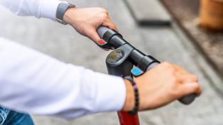 Słupscy policjanci kontrolują użytkowników hulajnóg. Wśród nich dzieci bez uprawnień