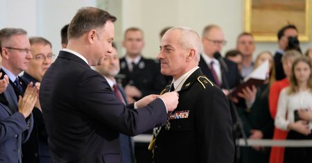 Prezydent Duda sypnie medalami. Rekordowa kwota