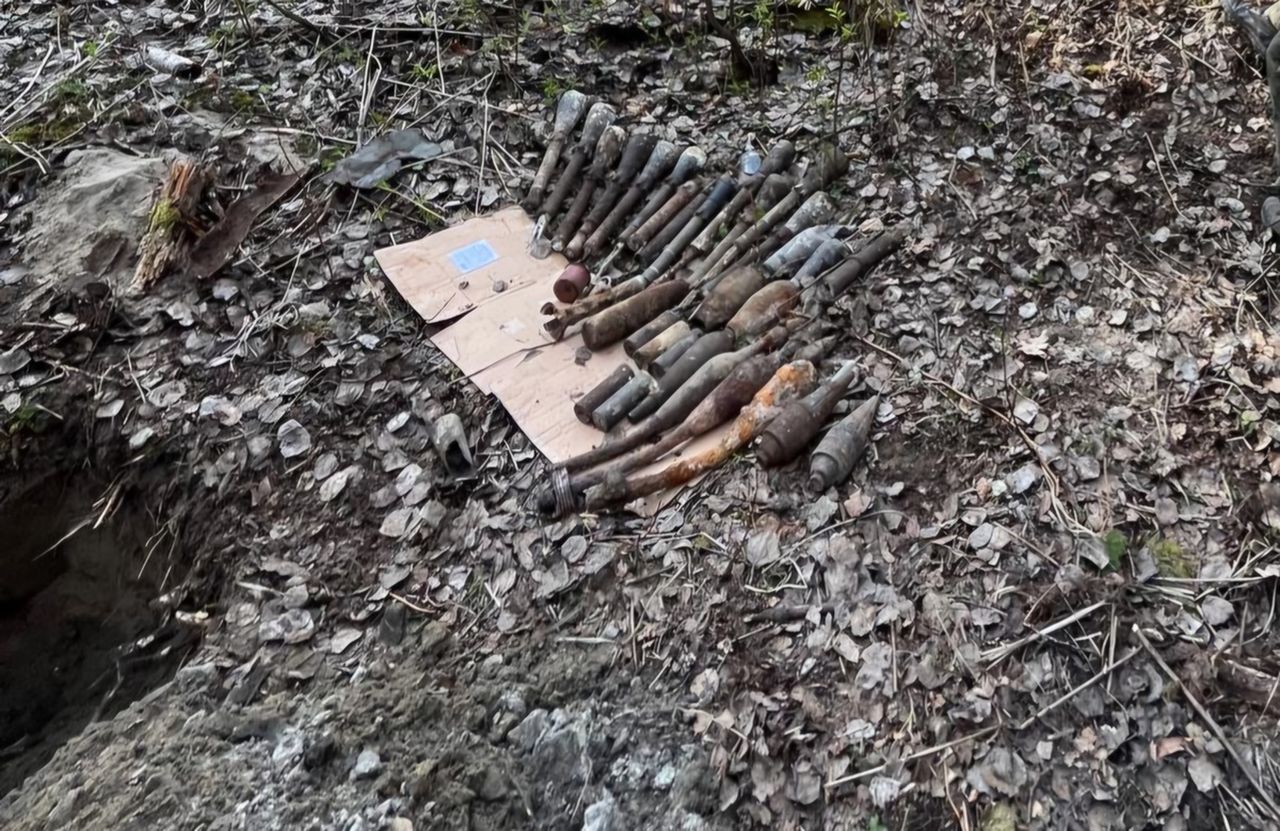 Sprawdzali tereny Pustyni Błędowskiej. Natrafili na niebezpieczne przedmioty