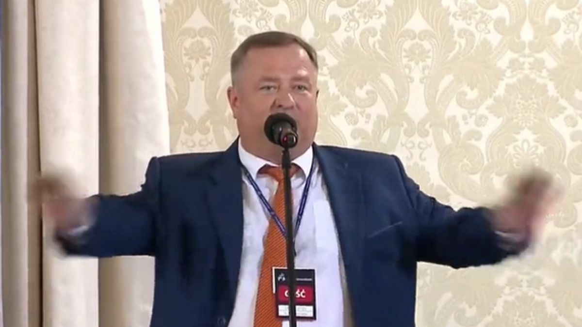 Mężczyzna instruował widownię