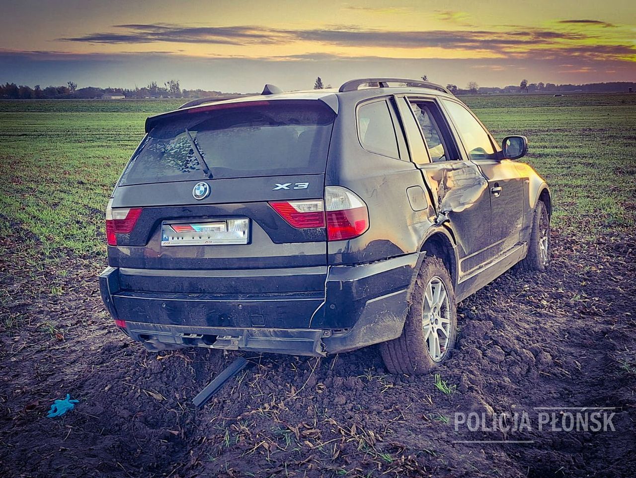 Zarębin: Zderzenie BMW i ciężarówki przewożącej żołnierzy. Ranna kobieta