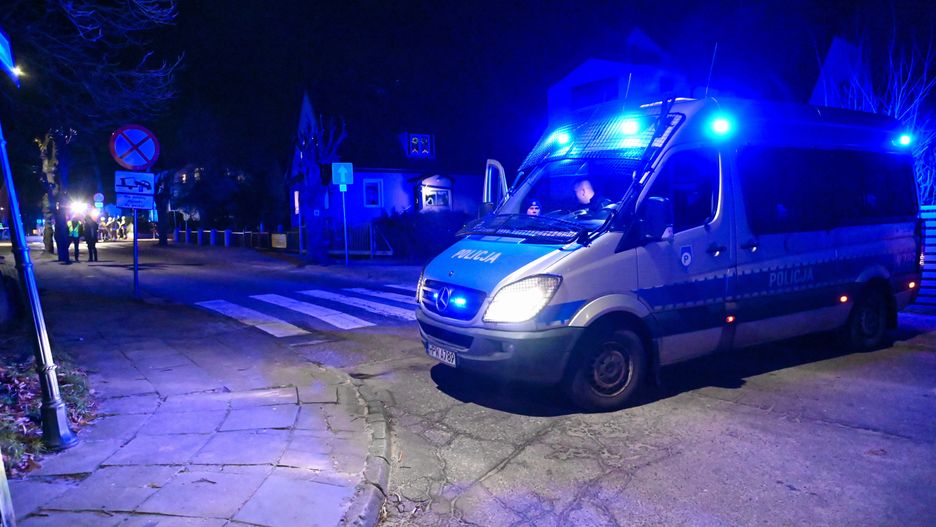 Międzyzdroje, 23.12.2023. Służby na miejscu śmiertelnego wypadku przy ul. Dąbrówki w Międzyzdrojach, gdzie samochód osobowy wjechał w grupę pieszych, 23 bm. Na miejscu zginęli 30-latka oraz 60-latek i 7-letni chłopczyk, których reanimowano, ale nie udało się przywrócić im czynności życiowych. Ranna 12-latka została przetransportowana śmigłowcem LPR do szpitala. (mr) PAP/Marcin Bielecki ***Zdjęcie do depeszy PAP pt. Zachodniopomorskie/ Zatrzymano podejrzewanego o spowodowanie wypadku w Międzyzdrojach, w którym zginęło troje pieszych***