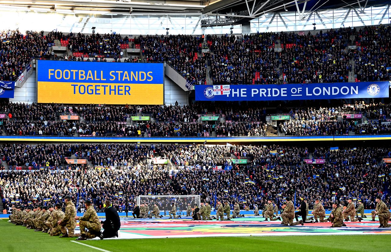 Wielki banner wyświetlony na ekranie tuż przed finałem Pucharu Carabao między Chelsea, a Liverpoolem na stadionie Wembley w Londynie.