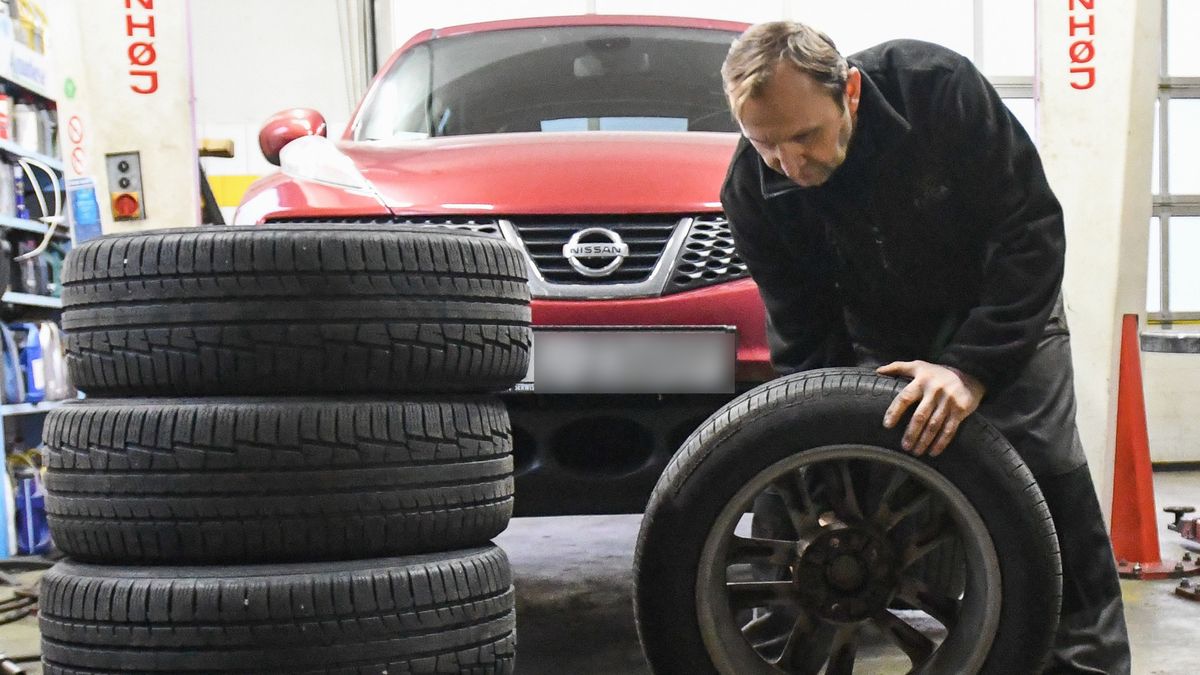 Choć na zmianę opon na letnie wciąż jest zbyt wcześnie, to już warto o nich pomyśleć. Jeśli musisz kupić nowy komplet, teraz możesz zaoszczędzić