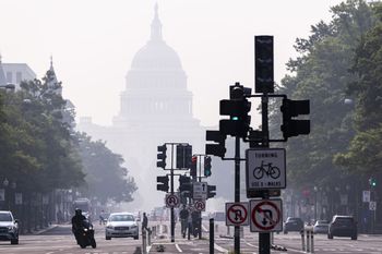 Toksyczny smog dotarł do Waszyngtonu. Alarm w 18 stanach