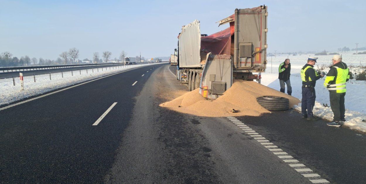 Nidzica: Zboże na S7 po zderzeniu dwóch ciężarówek