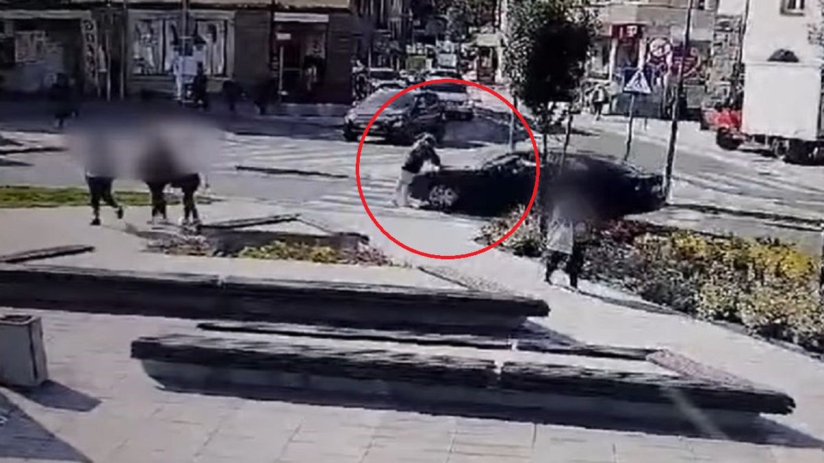 Auto potrąciło pieszą na pasach. Szokujący filmik krąży w sieci.