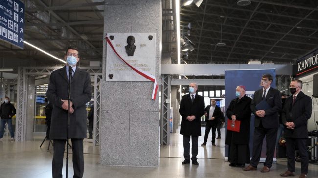 Warszawa. Uroczystość nadania Dworcowi Wschodniemu imienia Romana Dmowskiego