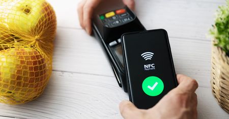 Co to jest NFC? Jak płacić telefonem przez NFC?