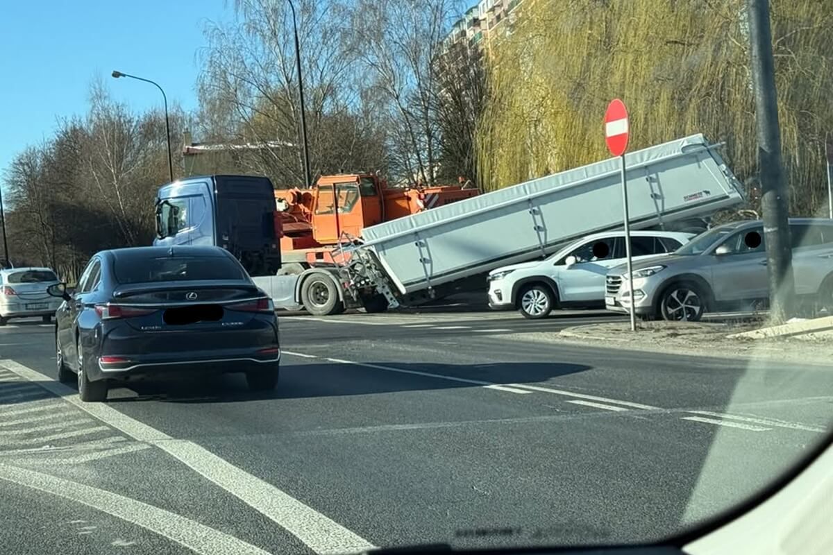 Ciężarówka zgubiła naczepę na rondzie przy Makro