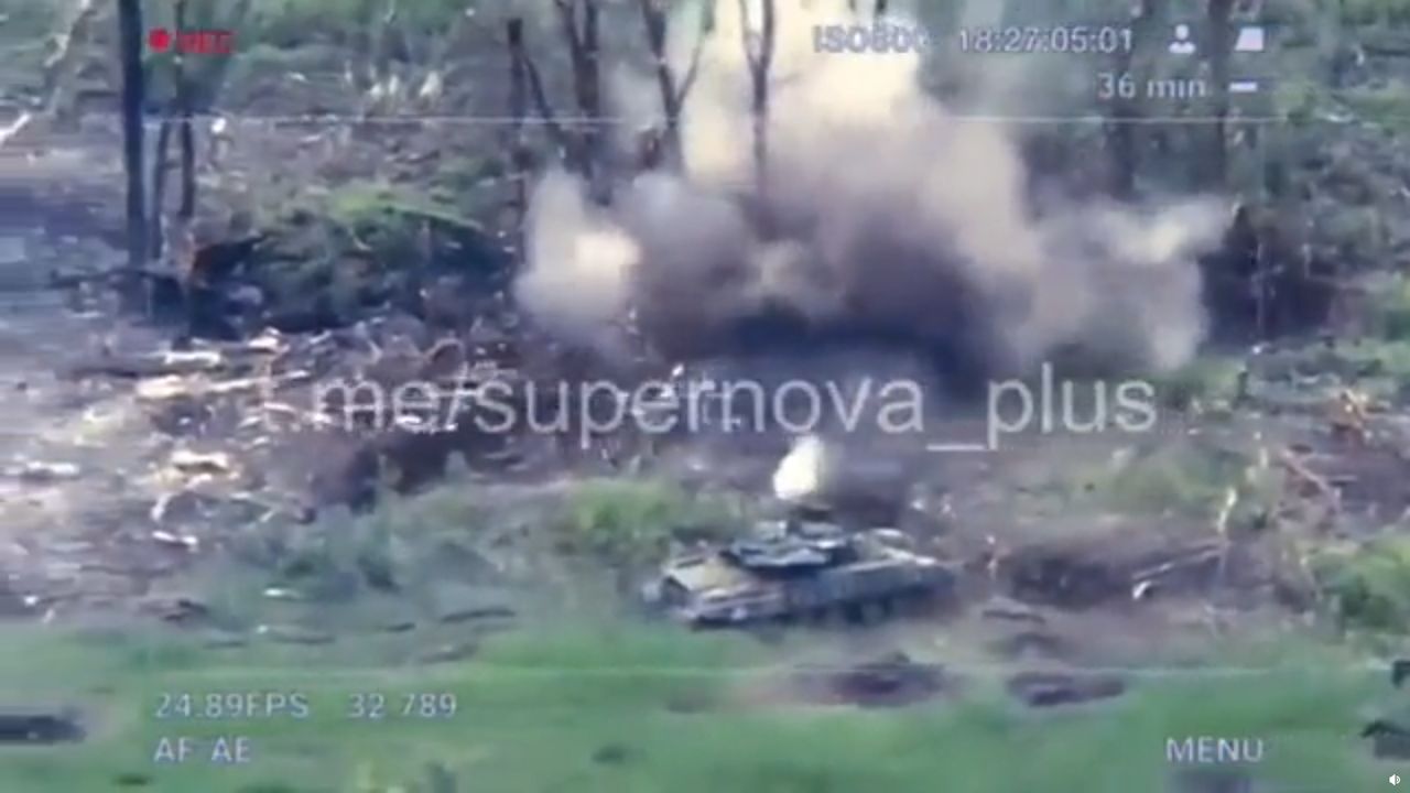 Przejęty przez Ukraińców rosyjski czołg T-80BWM ostrzeliwuje rosyjski okop.