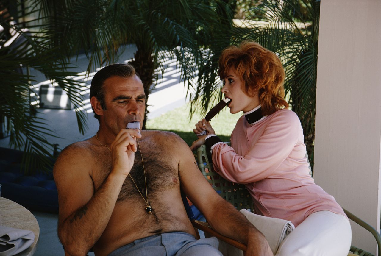 Sean Connery i Jill St. John na planie filmu "Diamenty są wieczne"