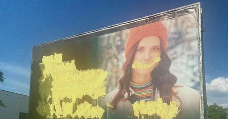 Świdnica. Kolejny przejaw homofobii. Zdewastowano billboard wspierający nastolatków LGBT