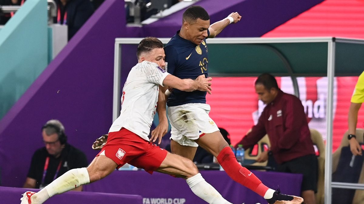 Kylian Mbappe of France in action against Matty Cash (L) of Poland during the FIFA World Cup 2022 round of 16 soccer match between France and Poland at Al Thumama Stadium in Doha, Qatar, 04 December 2022. EPA/Georgi Licovski Dostawca: PAP/EPA.