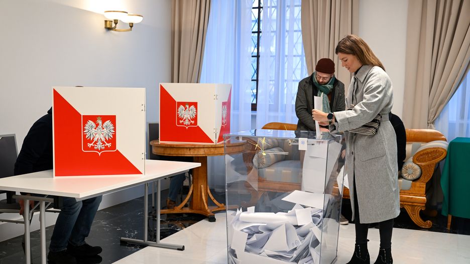 g�osowanie
Wilno, Litwa, 15.10.2023. Wybory parlamentarne 2023. Polacy oddaj� g�osy w lokalu wyborczym w Ambasadzie RP w Wilnie, 15 bm. Trwa g�osowanie w wyborach parlamentarnych i towarzysz�cym im referendum. Do jego zako�czenia obowi�zuje cisza wyborcza i referendalna. (amb) PAP/Valdemar Doveiko
Valdemar Doveiko
2023, ambasada, g�osowa�, g�osowanie, g�osuje, komisja wyborcza, parlamentarne, polonia, w Wilnie, wybory, urna wyborcza, referendum og�lnokrajowe, polacy, za granic�, zagranica