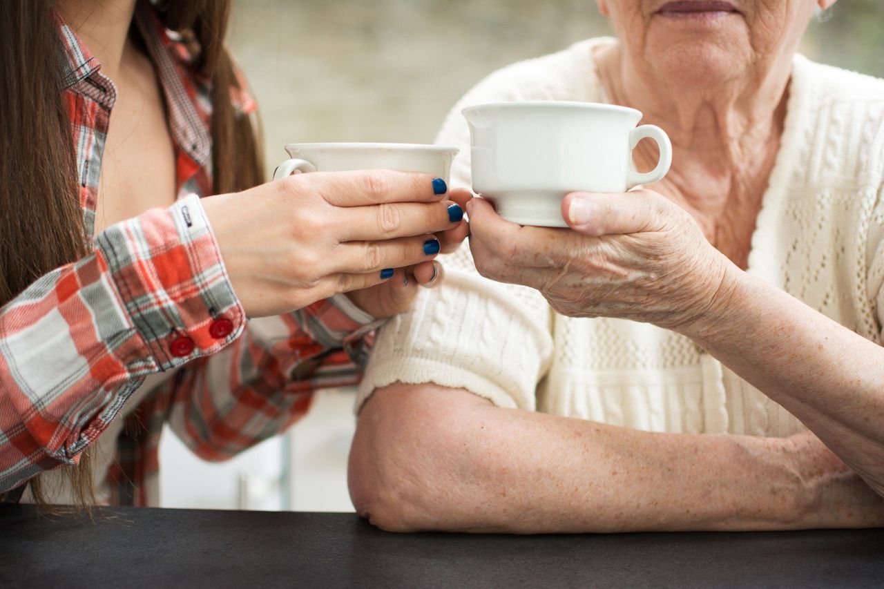 7 babcinych sposobów na katar. Zamocz nogi w gorącej wodzie, a potem zajrzyj do kuchennej szafki zamiast do apteczki
