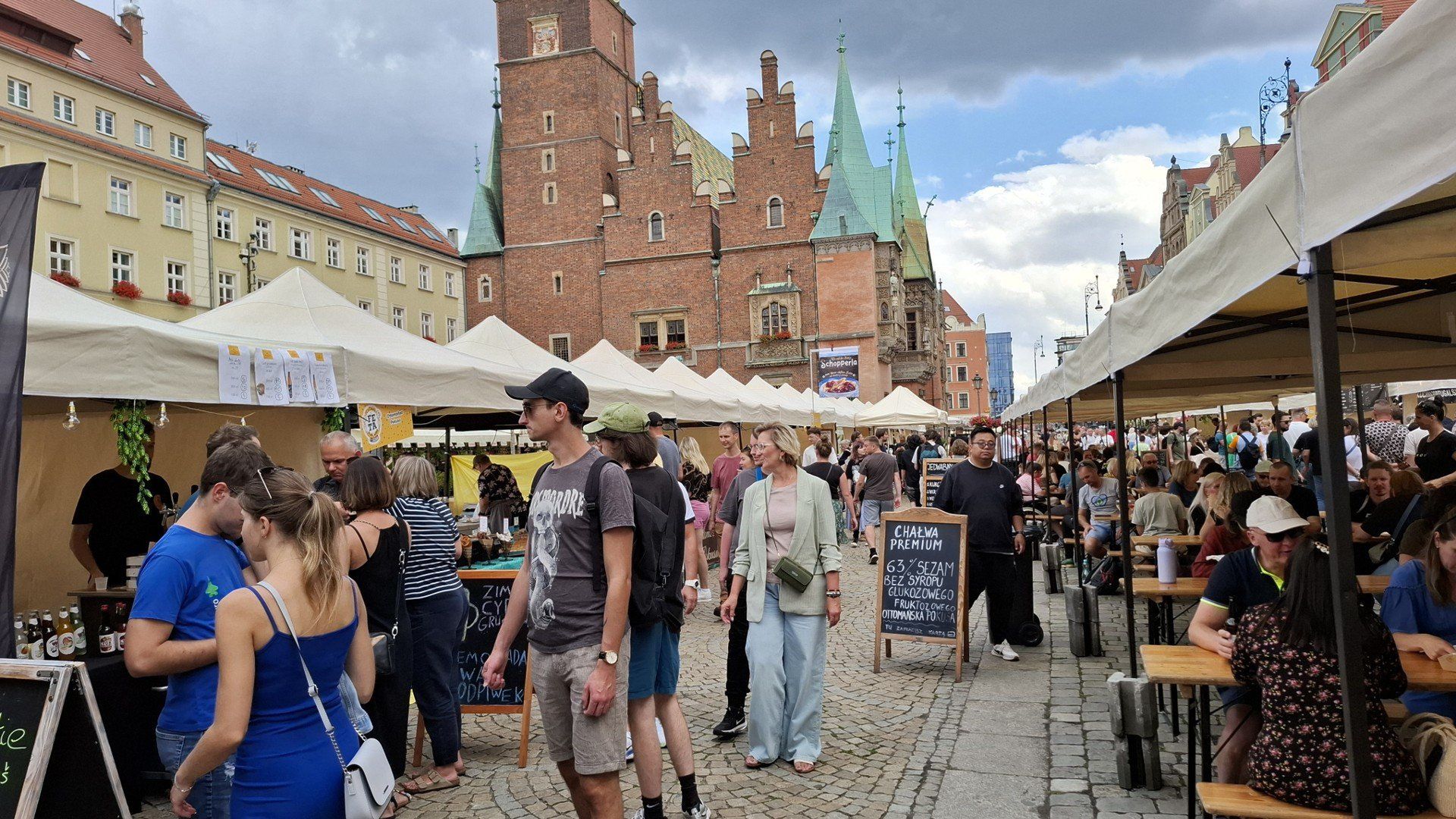 Drugi dzień Festiwalu Piwa, Wina i Sera na Rynku - ponad 40 wystawców i regionalne winnice Dolnego Śląska