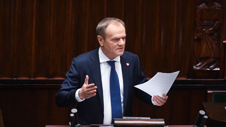 Warszawa, 17.01.2024. Premier Donald Tusk na sali obrad Sejmu w Warszawie, 17 bm. Sejm w drugim dniu posiedzenia zajmuje się m.in. wnioskiem PiS o wyrażenie wotum nieufności wobec ministra kultury i dziedzictwa narodowego Bartłomieja Sienkiewicza. (jm) PAP/Piotr Nowak