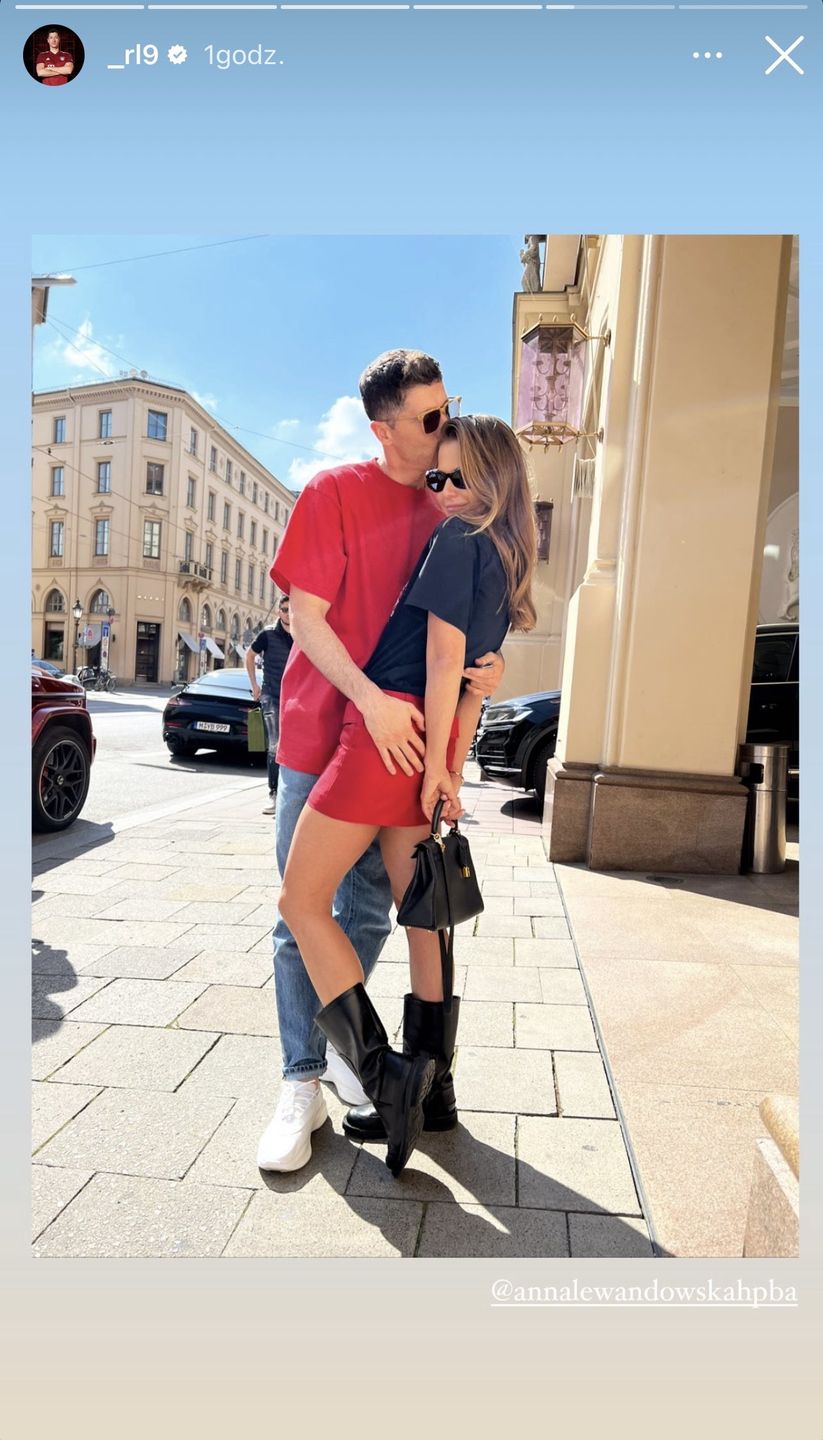 Całuśni Robert i Anna Lewandowscy obejmują się, pozując do instagramowych fotek