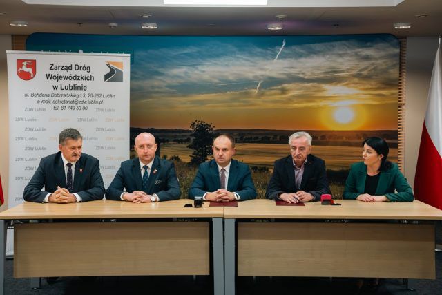Umowa podpisana, może ruszać remont kolejnej drogi wojewódzkiej. Tym razem koło Hrubieszowa (zdjęcia)