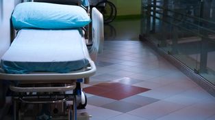 26-latek groził personelowi i zdemolował szpital. Jego ciężarną partnerkę odesłano do domu