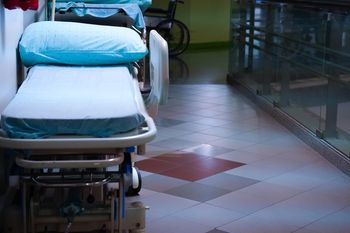 26-latek groził personelowi i zdemolował szpital. Jego ciężarną partnerkę odesłano do domu