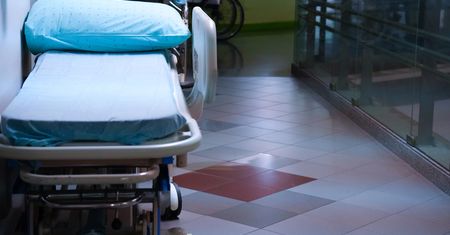 26-latek groził personelowi i zdemolował szpital. Jego ciężarną partnerkę odesłano do domu