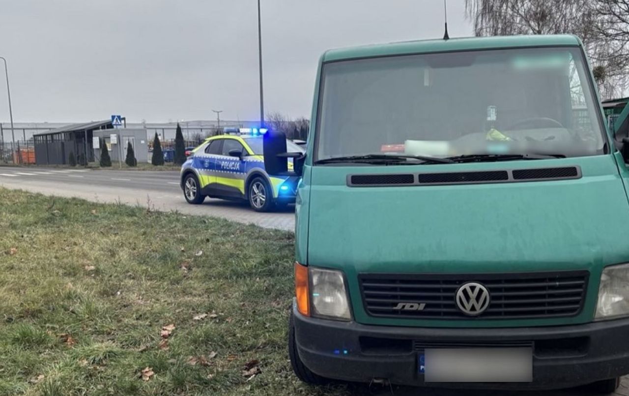 Lębork: 58-latka wypadła z jadącego auta. Kierowca ukarany mandatem