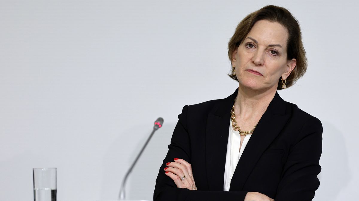 Frankfurt International Book Fair 2024 - peace prize press conference
epa11666061 US-American-Polish journalist, columnist, historian, and German Book Trade Peace Prize laureate Anne Applebaum attends a press conference at the International Book Fair Frankfurt 2024 in Frankfurt am Main, Germany, 18 October 2024. The Peace Prize of the German Book Trade, awarded by the German Publishers and Booksellers Association (Boersenverein des Deutschen Buchhandels), awards 25,000 euros and has been presented since 1950 at the end of the Frankfurt Book Fair. The 76th Frankfurt Book Fair runs from 16 to 20 October 2024. This year's Guest of Honor country is Italy, with the motto 'Roots in the future'.  EPA/RONALD WITTEK 
Dostawca: PAP/EPA.
RONALD WITTEK
German Book Trade, Peace Prize