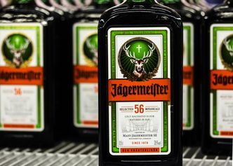 Jägermeister ma problem. Przegrał proces o swoje własne logo