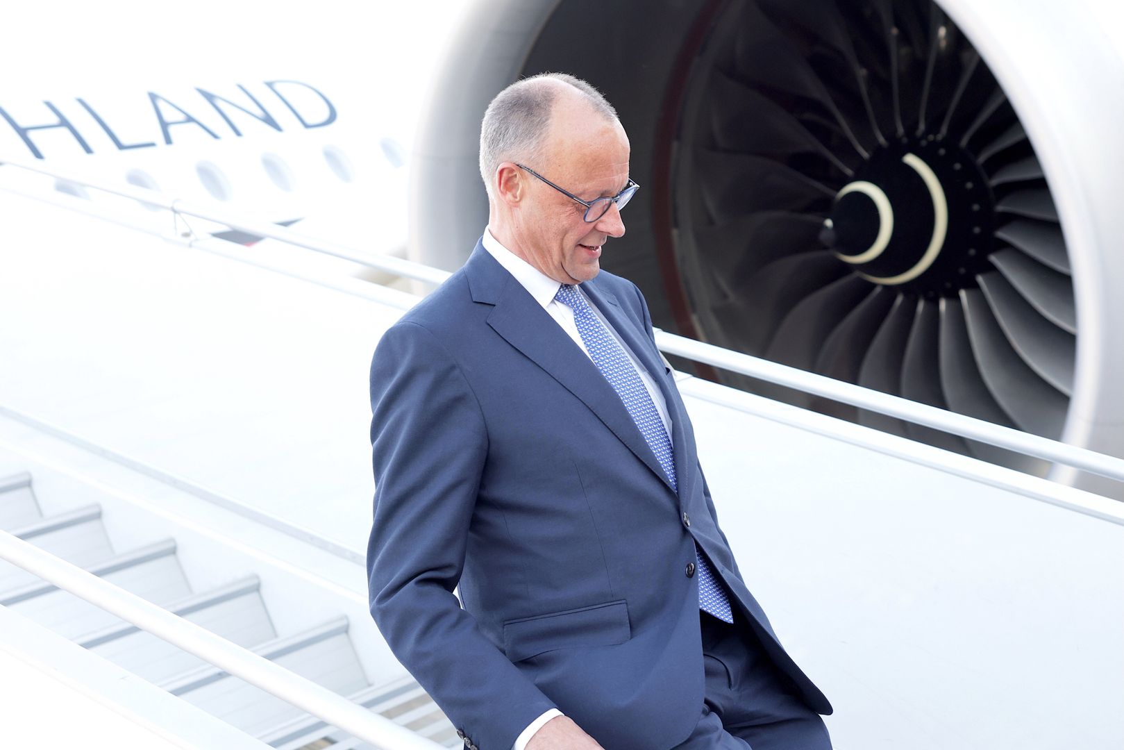 Germany's newly elected Chancellor Friedrich Merz disembarks his plane upon his arrival in Warsaw, Poland, 07 May 2025. The new German chancellor is visiting France and Poland the day after his election. EPA/HANNIBAL HANSCHKE Dostawca: PAP/EPA.
