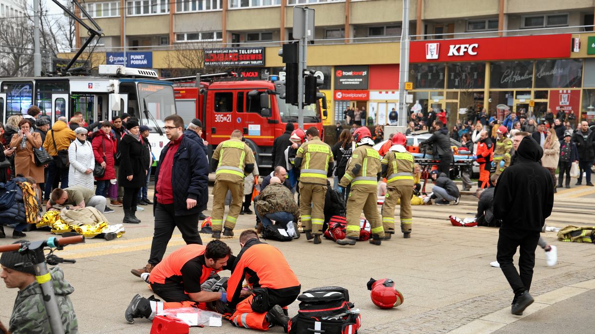 Na przejściu dla pieszych potrąconych zostało 15 osób, a wśród nich sześcioro dzieci. Dwie osoby są w stanie krytycznym