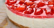 Bajecznie prosty sernik bez pieczenia. Zrobisz go z kultowych serków
